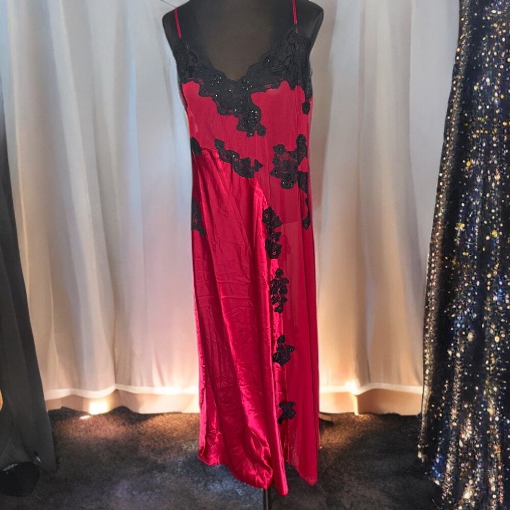 Vintage Y2K Frederick’s Hollywood 1X Red Black Lace Satin Maxi Gown